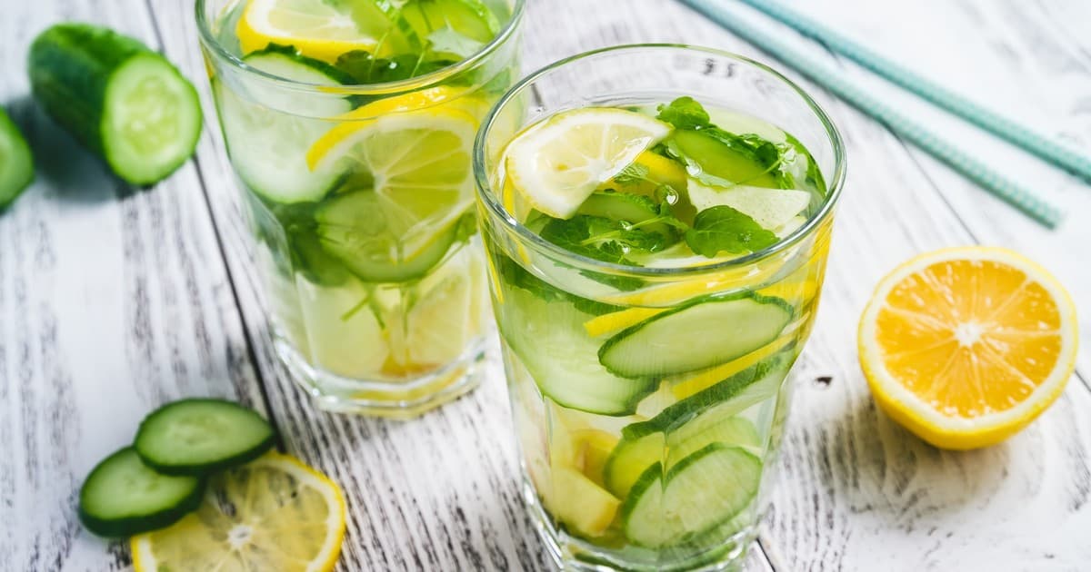 Agua de pepino con limón.
